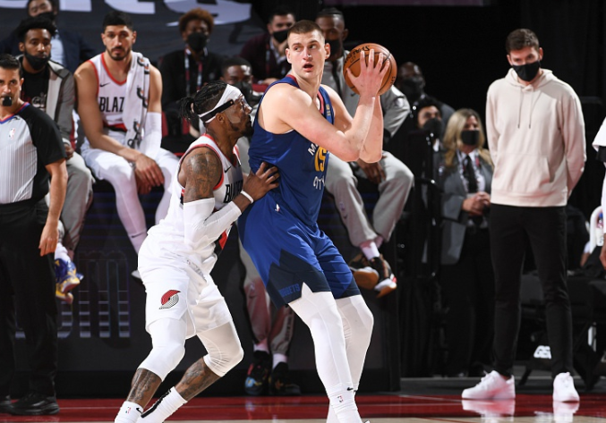  约基奇准三双难救主，勇士末节爆发客场击败掘金